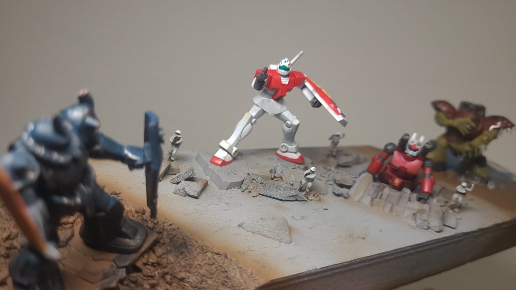 2体でグフに応戦、後ろから迫るゴッグ!人は100均のフィギュアを塗装。