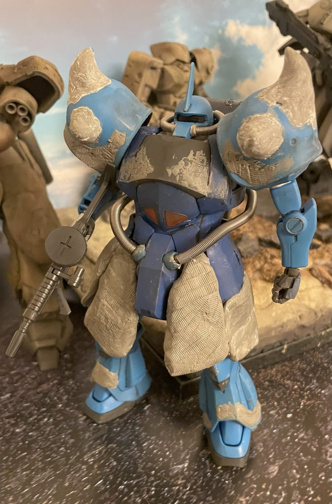 ショルダーアーマーのスパイクはそのままだとやや強すぎるのでパテを盛ってなだらかにかつ大きく見えるように修正しました。上腕と肩の接続がよくないので補強してあります。