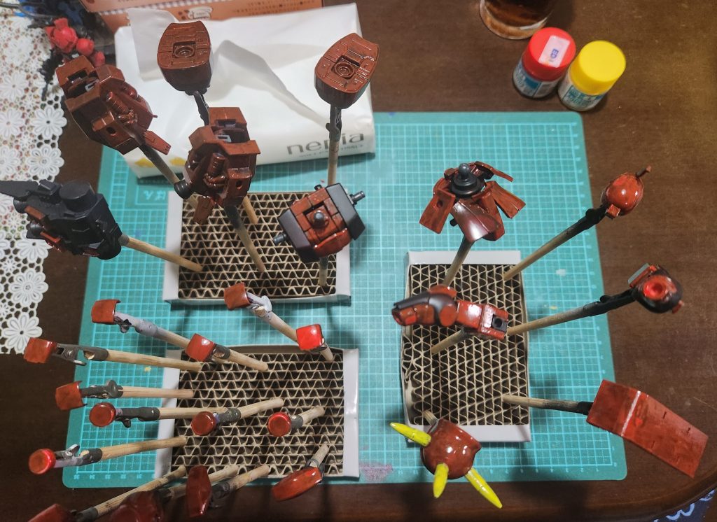 本塗装2回目。シャインレッドを塗ったんですがあまり下地の色と変わらずな感じで…(手の甲1個だけ発色良いのは内緒)スパイクの黄色の方は1回目で下にクリームイエローを塗ったからイエローがちゃんと乗ってくれて嬉しかったです。