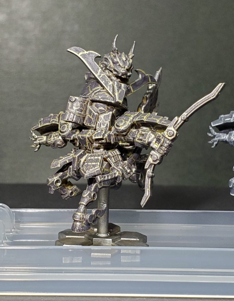 ①水性ホビーゼウスシルエットゴールド②アクリジョン鉄紫系 厚塗り水性同士だけど相性はさいあくだ。