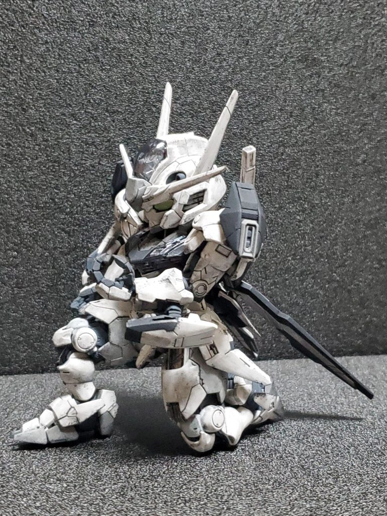 可動域すごくて、ガシガシ遊べます!(2箇所折りました)今回は2日で作成。簡単仕上げ・内部フレームはゲート処理すらせず・外部装甲は既存モールドのみ掘り起こし、#400で全面磨いてフィニッシュ→ウェザリング時に拭き取れない傷多数……