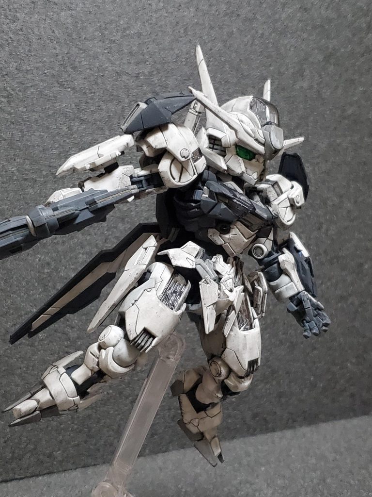 撮影中に倒してしまい、アンテナとガンビットが折れ……所々に修復跡が……これはこれで、まぁ作品コンセプトち合ってるか……と言い聞かせて撮影再開。