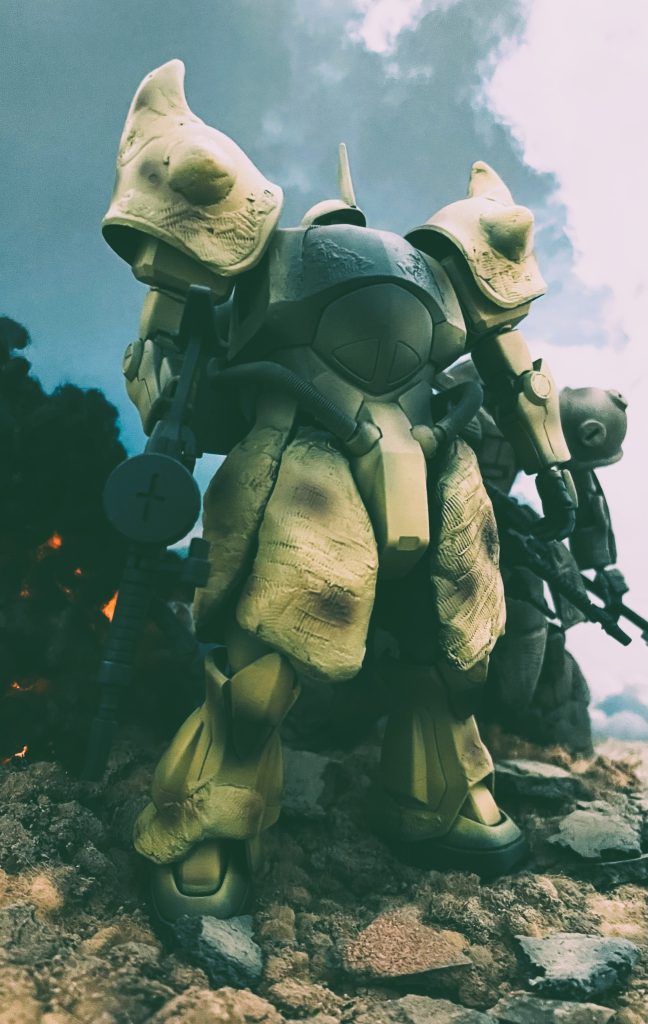 ショルダーアーマーとボディをMG、それ以外をHGから採用しています。Waveのモビルスプリング(頭部2mm、腰回り4mm)を使って動力パイプのディテールアップをしています。腰回りの動力パイプ芯部品に4mmのモビルスプリングを通してバックパックにつなげています。モノアイはWaveのHアイズ2.2mmを使用しています。