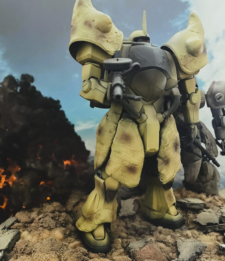 左側面から。今回の撮影に合わせてジオラマベースも全面的に塗り替えました。バックの黒煙にダークグレーを強めに吹いてあります。