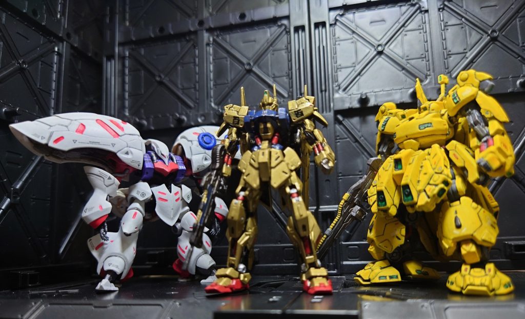 そして、ついに集いし3機体🎵高さ約55㍉のアーティファクトなので、本来の機体サイズは仕方ないですが、キュベレイ・THE-o・百式を並べられるとは…(TдT)…後、アーティファクト製作関係者、どんだけZ推しなんだ？（笑）以上、ガンダムアーティファクト百式完成報告でした。少しづつですがまた投稿させて頂きます😄。最後まで見て頂き、ありがとうございました😄