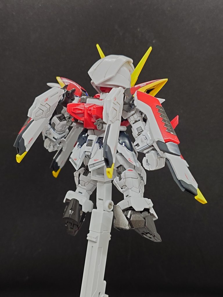 バックショット。ビームサーベルはふくらはぎの設定ですが、さすがに無理なので肩下にセット。