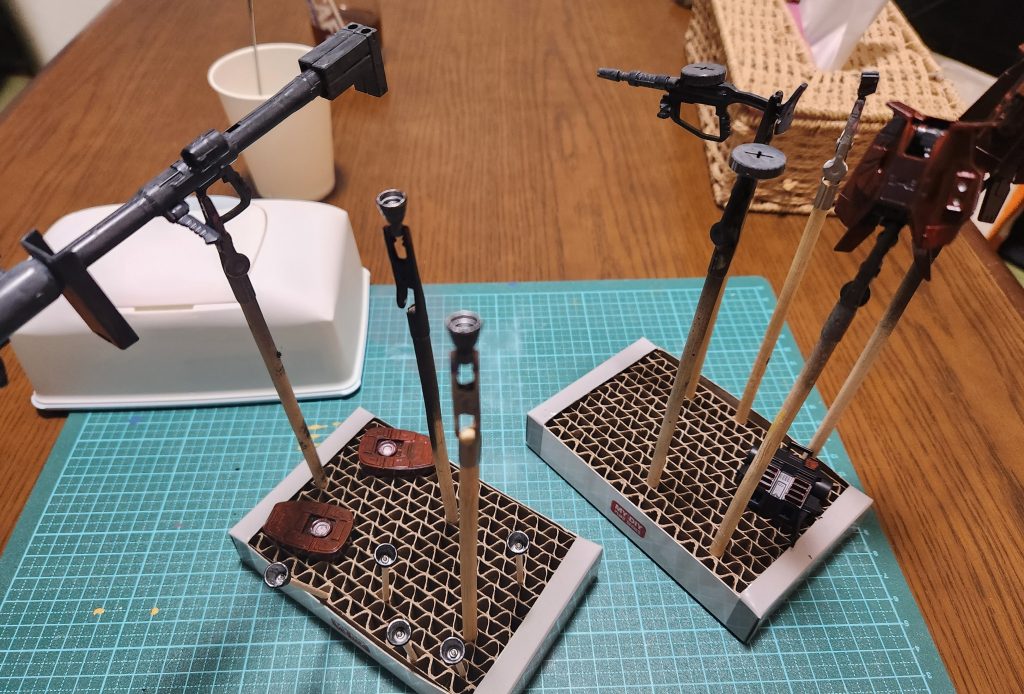 武器、バーニア塗装1回目。武器の方も下地にニュートラルグレーを塗ったんですが塗料がちょっと固まってて混ぜるのと紙コップに移すのが大変でした。バーニアはいつも通りで問題なく、ヨシ!