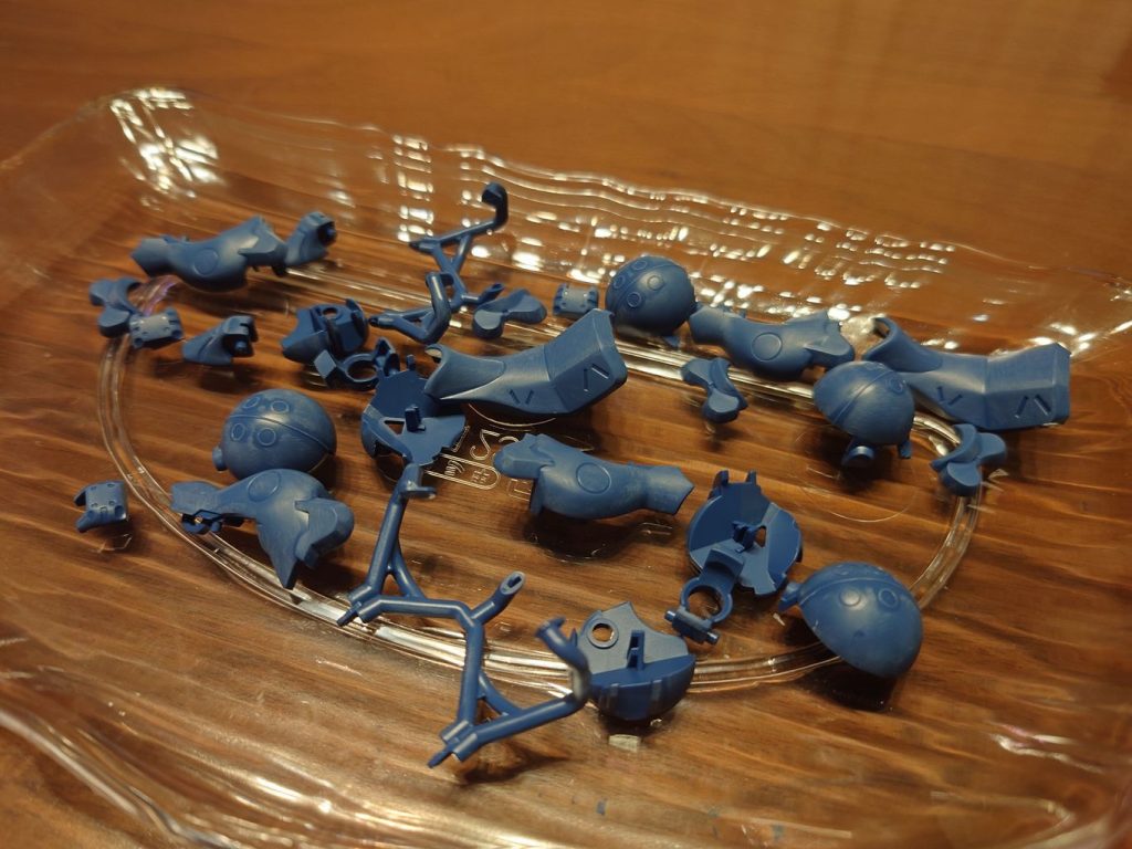 全ての部品のやすり掛け。息抜きでサクッと作るつもりが結構丁寧に作りました。