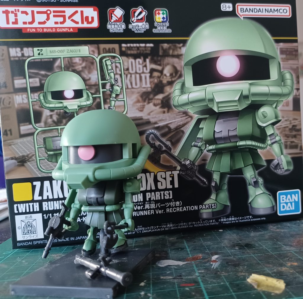 所謂、素組みの状態。このままで、サイコーにキャワイイのだ(zaku-kao6)