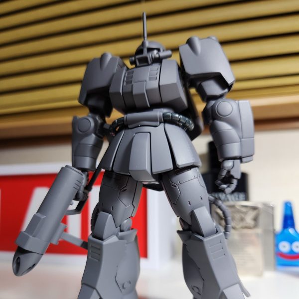 サフ吹いて全体のスタイルを見直しました。(画像一枚目から順に変化の流れです)今回はジオン残党軍の機体として妄想しながら、塗装とデカールを貼ってみました。終戦後に残党軍により使用と格納、整備改修を行われたと考え、教わった錆び表現をいれる事にして、少しずつコツコツ作業しています。楽しくてまたウェザリングし過ぎてしまうとでしょうが、今はこれが楽しいので続行します。機体自体のスタイルと可動の改修は凄く気に入っているので、歴戦感ある格好良いザクマリナーに仕上げたいです✨️（1枚目）