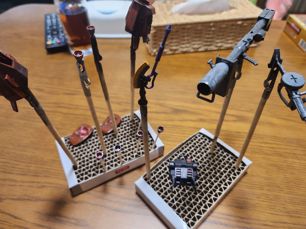 武器、バーニア塗装2回目。銃器系は2回目にグレーを塗ったんですが結構良い感じになりましたね。ヒートホークはこちらも他の筆塗りのブログを見て参考に塗りました。赤熱状態の刃は久々に調色しながら重ね塗りしました。