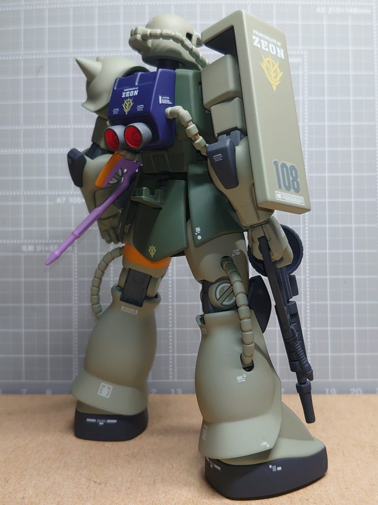 元がシャアザクなので、パーツの裏もグリーンで潰しました。改造点はMSVシリーズと同様に、首の微延長と腰のロールです。
