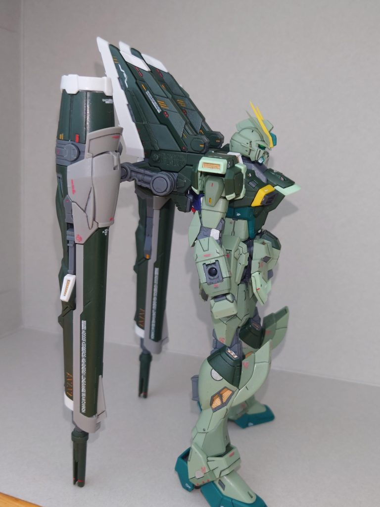 スラスターや放熱フィンのようなところはレッドゴールドその他色々なところにレッドとオレンジイエローで差し色を入れています