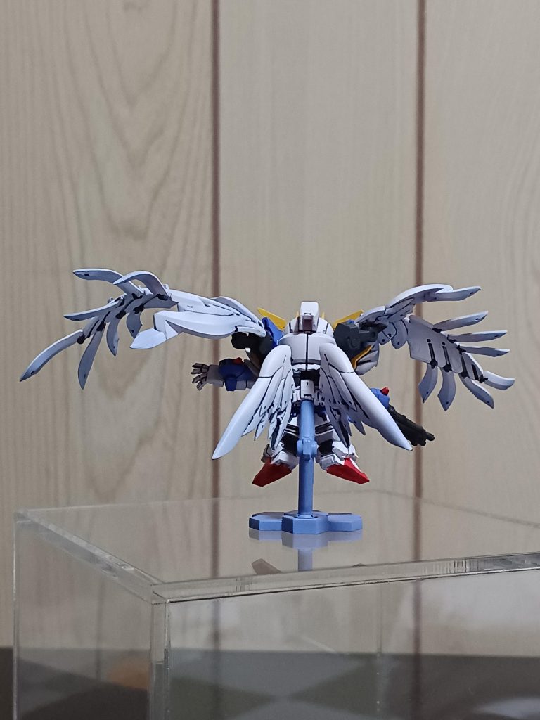 バックから。絵になるカッコいいポージングですね(gundam-kao6)翼には少しグラデーションをかけてみました。本当は、するつもりはありませんでしたが台座の塗装をしていて、間違えて翼にも吹き付けてしまったのでリカバリーでやりました(gundam-kao5)