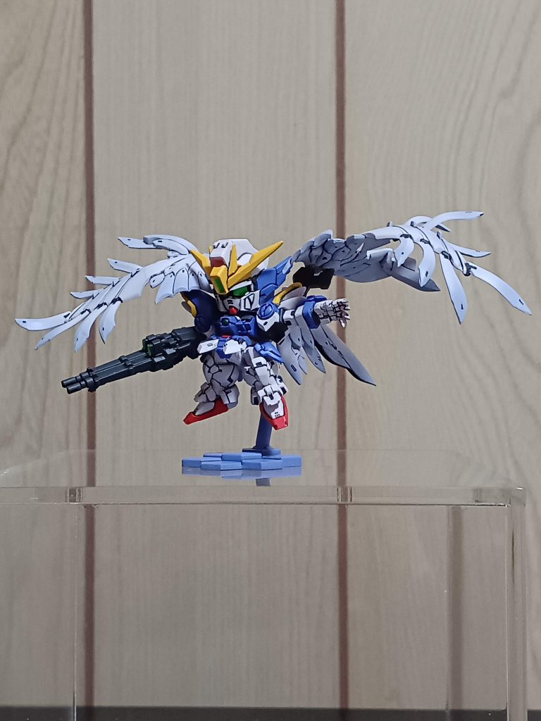 パケ裏の角度から。カッコいいですね‼️付属のシールを見てみると、少しピンクが入ってる様に感じましたので試しましたが、写真だと微妙かもしれないですね(gundam-kao5)