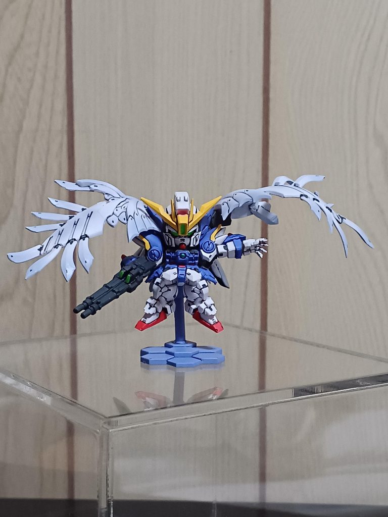 正面、引きから。翼が大きくてインパクト抜群のキットですね‼️食玩とは思えない迫力があって素晴らしいです。もしお持ちでしたら、是非とも組んでみて欲しいです。オススメです(gundam-kao6)