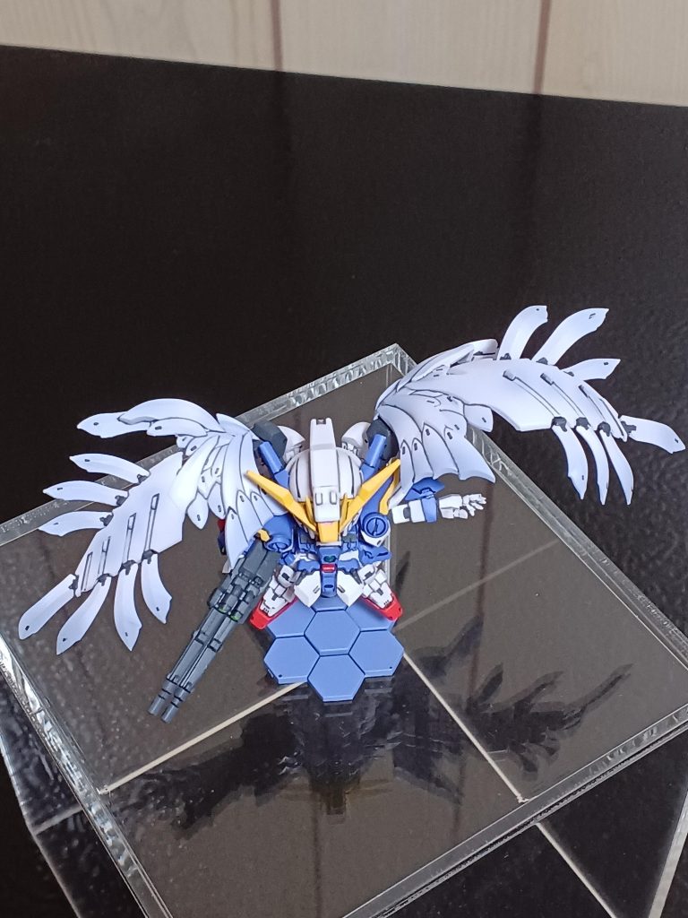 真上から。上から見てもシルエットが素晴らしいです(gundam-kao6)ただ、飾るときにスペースを取りそうですね(笑)普通のプラモよりは小さいですが、食玩ばっかり作っている自分からすると大きく感じましたね。以上となります‼️スペリオルディファイン、アーティファクトよりはパーツが大きいのもあって、組みやすくて良いですね(gundam-kao6)ウイングガンダムゼロEW、楽しく取り組めたキットでしたね‼️最後まで閲覧頂き、ありがとうございました‼️