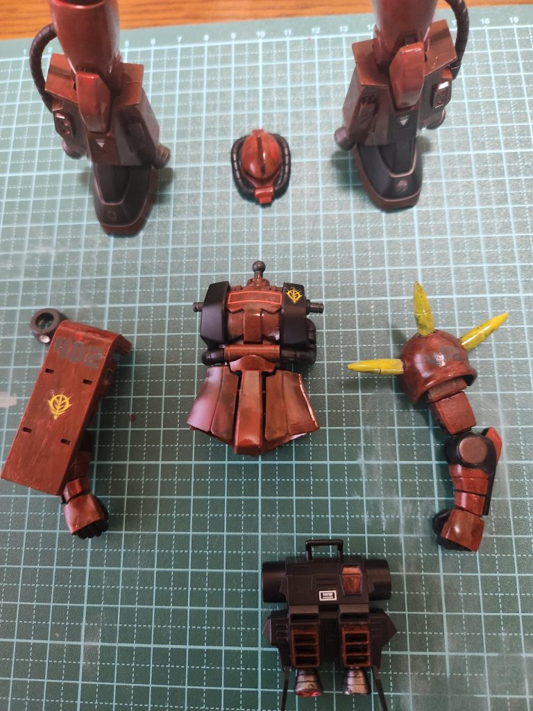 塗装完了→乾燥後のデカール貼り。今回はガンダムデカールのジオン軍系を使いました。この写真には見えてないけど右肩のキマイラ隊マークはMG用のガンダムデカールですが部隊マーキングのやつがプレバンで売ってたのでそれを購入して使いましたね…一応web取説見ながら参考にジョニザク風に寄せながらデカール貼り(数字の402はアシタのデカールを並べて貼った)しました。