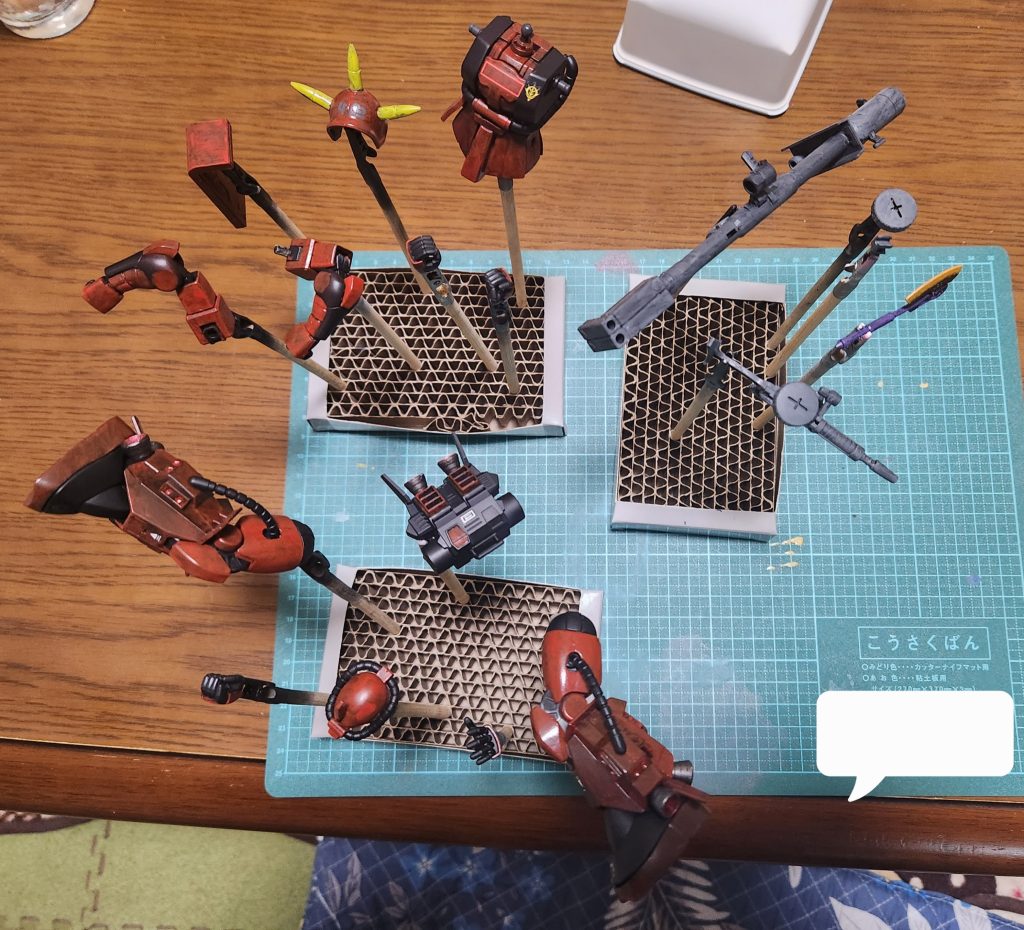 つや消し後の様子。いつもはガンダムデカールがつや消しスプレーの風圧で剥がれちゃうことあったんですがどうも距離を空けすぎてたのが原因らしく…サフ吹いた時と同じくらいの距離で吹いた結果剥がれずに済みました。ヤッター!/