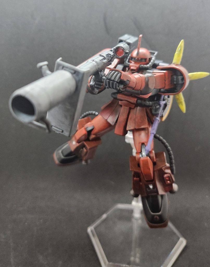 ベースがシャアザクと黒い三連星ザクのため…なんちゃってジャイアント・バズ(ザクバズーカ+シナンジュ・スタインのロケットバズーカの砲身+ボールデンアームズ)をミキシングして作成。持たせての1枚。砲身後ろにガード付けたからかジャイアント・バズというよりラケーテン・バズ感ありますね…