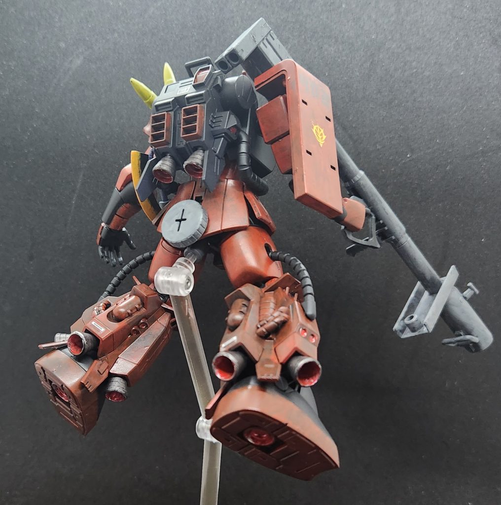 バックショットその1。バックパックや足底のバーニア部は外側を焼鉄色、中をシルバー下地にクリアレッドにて塗りました。デカールはもうちょい貼った方がええかなと思いつつ情報量多すぎるのもあれかなってことでバックパックと脚部に少しで抑えておきました。