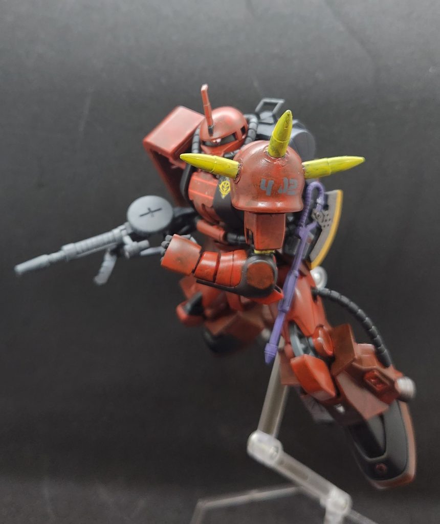 ザクマシンガン片手にスパイクアーマーでのタックル風に1枚。(アーマー部に貼った数字ですが…アシタのデカールはいつも通り自分の下手さ加減でフィルム剥がしをミスるなど)(n敗)