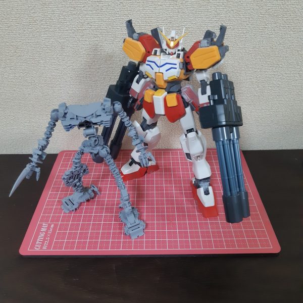 みなさん今晩は🌃✨最近は少しづつ涼しくなって来たかな？現在製作中のヘビーアームズですが…実は…ヘビーアームズ改になります。アーリーモデルと改とでは武装とカラーリングが違うだけなので…今回は改の方にしたいと思います。ガトリングガンはもちろんMGのです。そしてズゴックの方も大分整形が済みサフ吹きしながら調整してます。題がヘビーアームズですが完成を優先するのはズゴックの方が先になります。また製作が進めばUPしたいと思います。（1枚目）