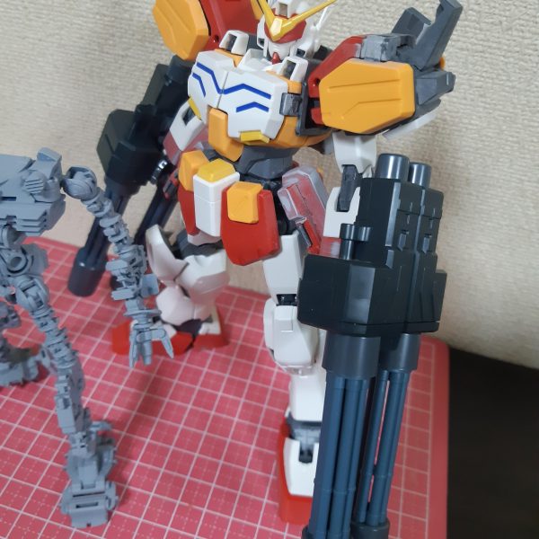 みなさん今晩は🌃✨最近は少しづつ涼しくなって来たかな？現在製作中のヘビーアームズですが…実は…ヘビーアームズ改になります。アーリーモデルと改とでは武装とカラーリングが違うだけなので…今回は改の方にしたいと思います。ガトリングガンはもちろんMGのです。そしてズゴックの方も大分整形が済みサフ吹きしながら調整してます。題がヘビーアームズですが完成を優先するのはズゴックの方が先になります。また製作が進めばUPしたいと思います。（2枚目）