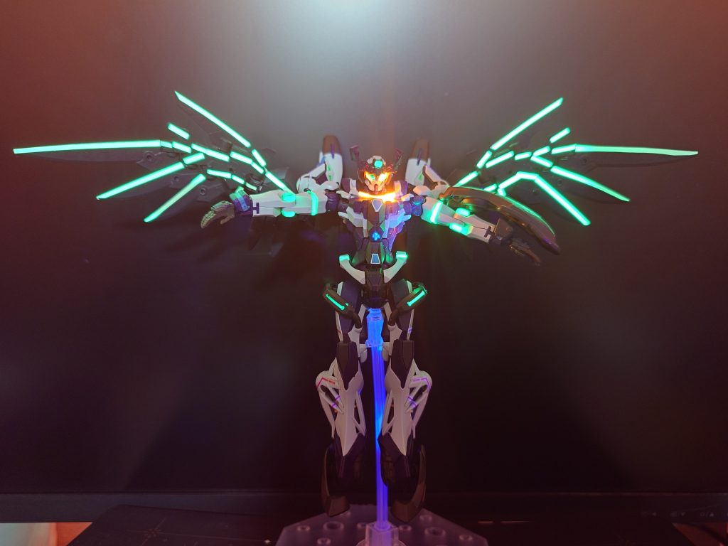 あとは1995年放送当時のオープニングで再現されていた初号機の12枚の羽根を表現できたらと思って、蓄光シールをウイングユニットに下手くそなりに貼ってみた（笑）少しでも思い出してもらえたら・・・♪