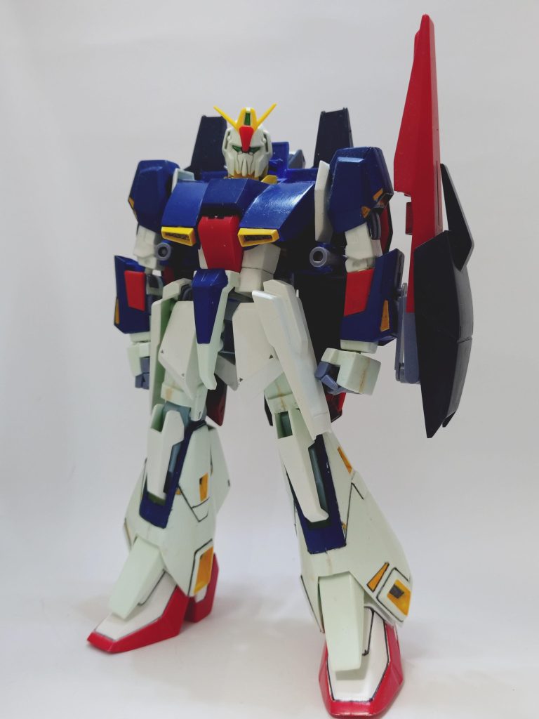というわけで、今作では可変機構を残しつつ、特徴的すぎる胸部のボリュー厶低減をテーマとしてみました。キット形状は胸部しか変えていませんがどうでしょう？この感じ！胸部の修正のみであら不思議！ナイスバディなZガンダム様のご登場！   …まあ、厳密には肩幅の割に頭部や肩が小さいとか、 まだまだ難点はないでもないですが、圧倒的胸部の前では些末な問題ですよ、ハイ。 ついでに塗装はかなりテキトウな上、経年の為接着した部分が変色しちゃってるのも些末な問題…にしといてください、オネシャス！！