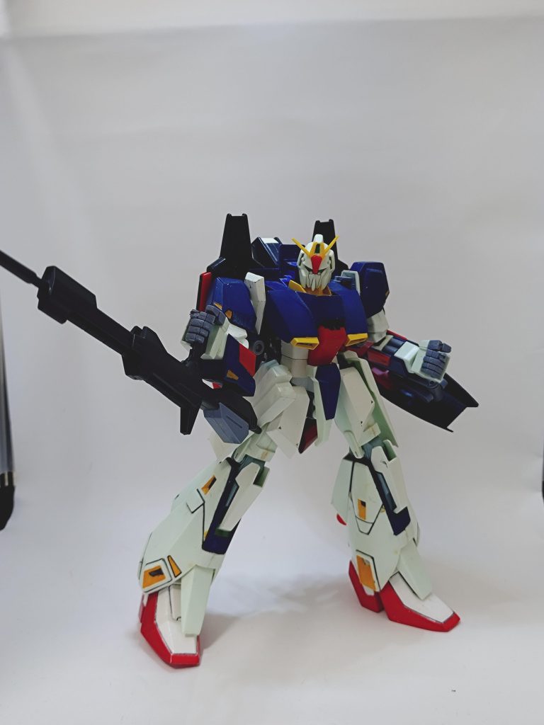 てなわけで、元キットと幾らも変わらない可動域でアクション！！ 個体差か、経年によるものかは分かりませんが、ウチの子は右肘がプランプランなため、まともにビームライフルが構えられません泣 そんなわけで、ビームライフルを肘のハードポイントに接続し、下手で構える写真のポーズが最も安定します。