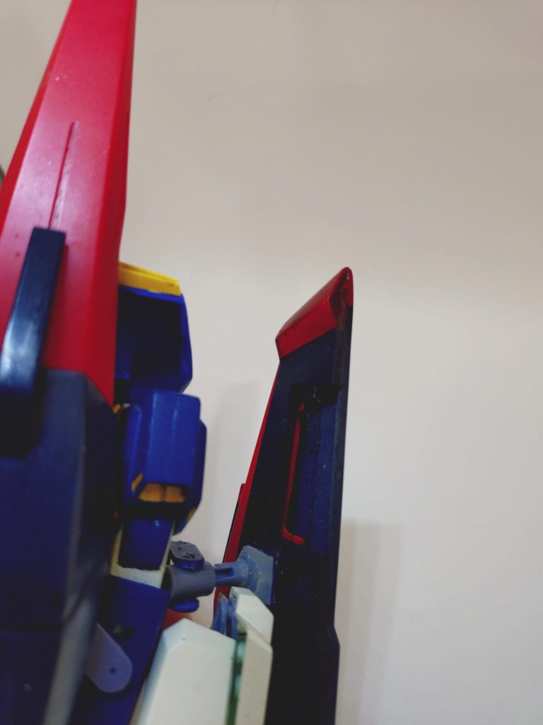 さて、そろそろ変形させてみますか！  の前に、フライングアーマーの改修点を。胸部ボリュームを減らしたことで、キットのままでは変形に支障をきたすため、フライングアーマー部に腕部が入り込む穴を開けておきました。MS形態時は背中にピッタリ張り付く状態なので見えない部分ですから手抜きです笑 