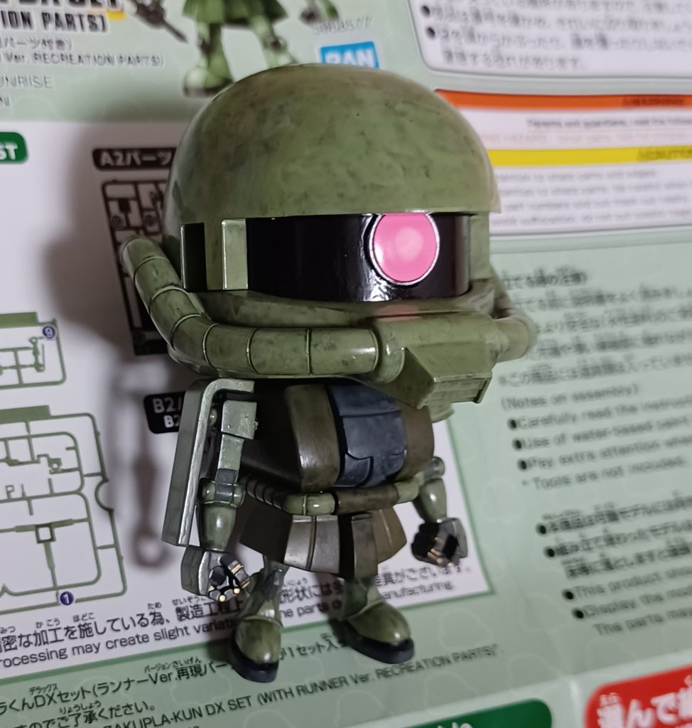 １色目は暗い色のカラーで塗り、２色目は明るいカラーで重ね塗りをした。塗料は、いずれも薄くして重ねていくのが大事。