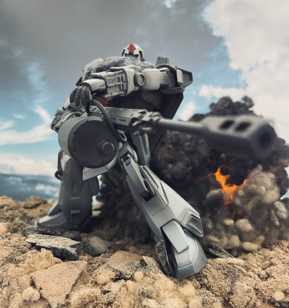 ガトリングガンはオリジン版シャア専用ザクから援用しました。（合わせて両手首もシャア専用ザクから）カラーリングはダークグレーを全体に吹きその上にグレーFS36375を重ねています。その後ダークグレーを各所にアクセントとしてまぶしています。