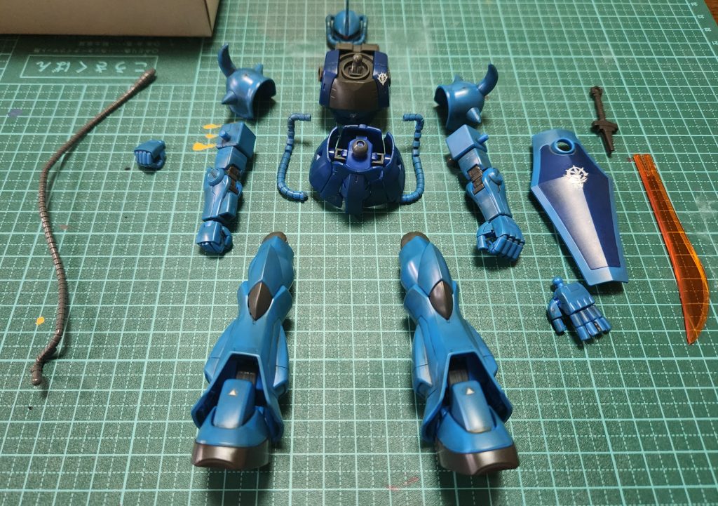 素組み→スミ入れ→デカール貼りの様子。スミ入れはリアルタッチマーカーのブラウンでやったんですがウェザリング前の半光沢トップコート吹いた時に滲んじゃったのでウェザリングカラーの練習も兼ねてウェザリング兼スミ入れしました。