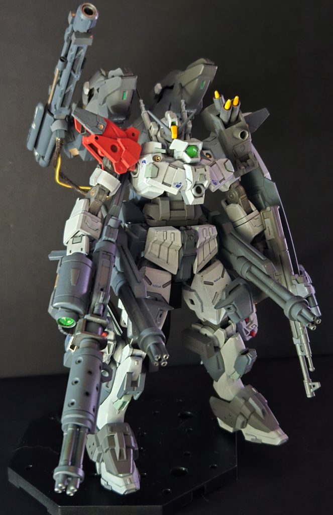 ヘビーアームズらしさといえばガトリングガン、ミサイル等の実弾兵器。更にビームキャノンをバックパックに。