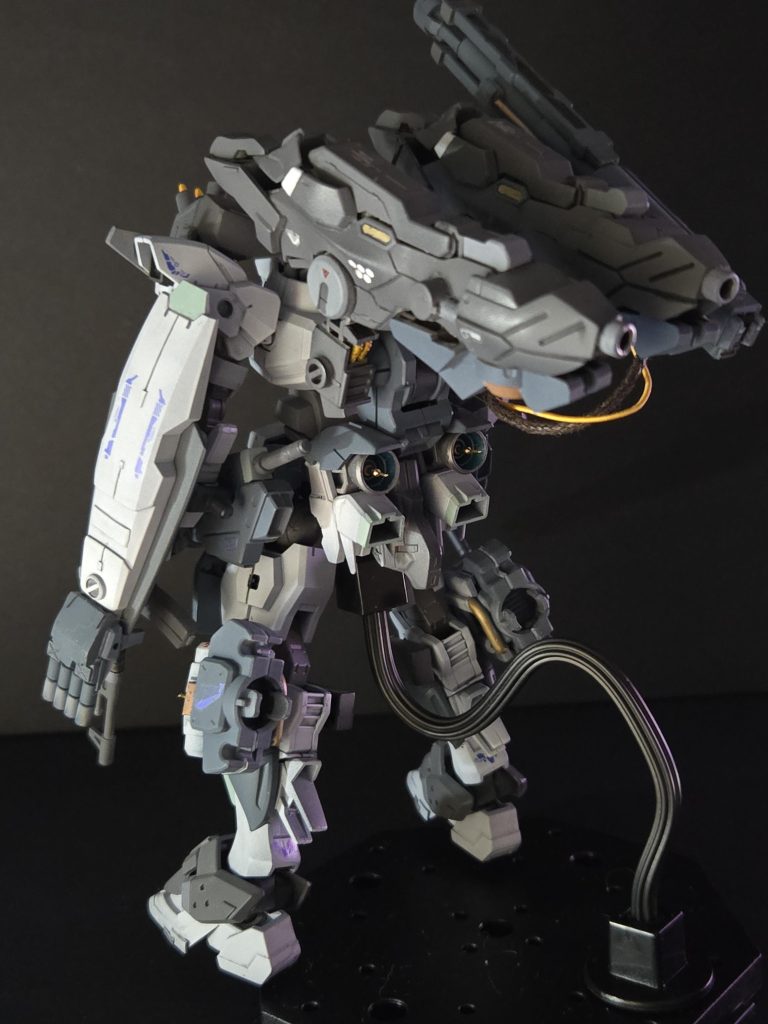 シールドにも4連ロケット砲、バックパックはブレイズウィザードっぽくブースターの中にミサイルポッドを搭載しました。