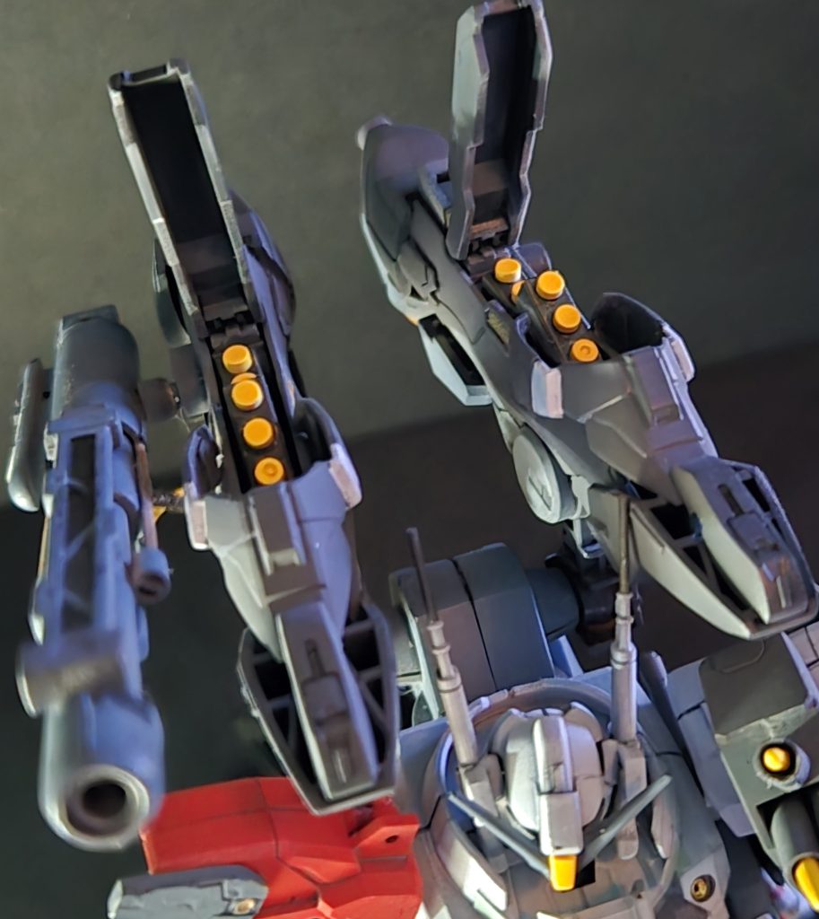 ミサイルは100均のブロック玩具を塗り分け。ビームキャノンはマーカーペンを装飾しました。