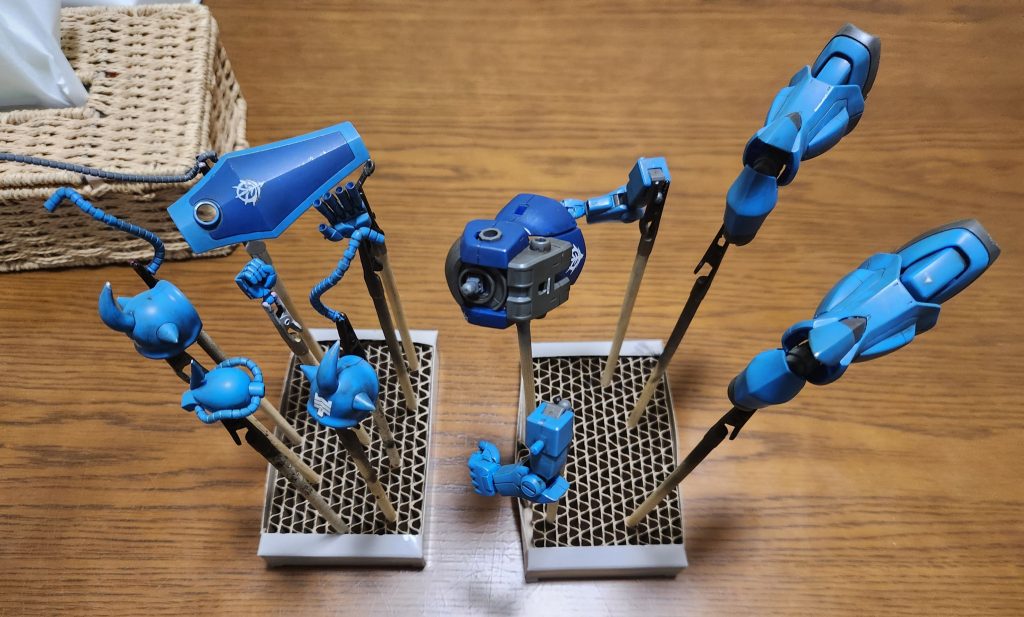 ウェザリング作業後のつや消しトップコート後乾燥待ちの様子。ウェザリング内容は…①ウェザリングカラーによるスミ入れ+全体汚し、②各所にウェザリングマスターでの汚し、③水性ホビーカラーのシルバーでのドライブラシ+各部にハゲチョロ塗装を少々って感じでやってみました。