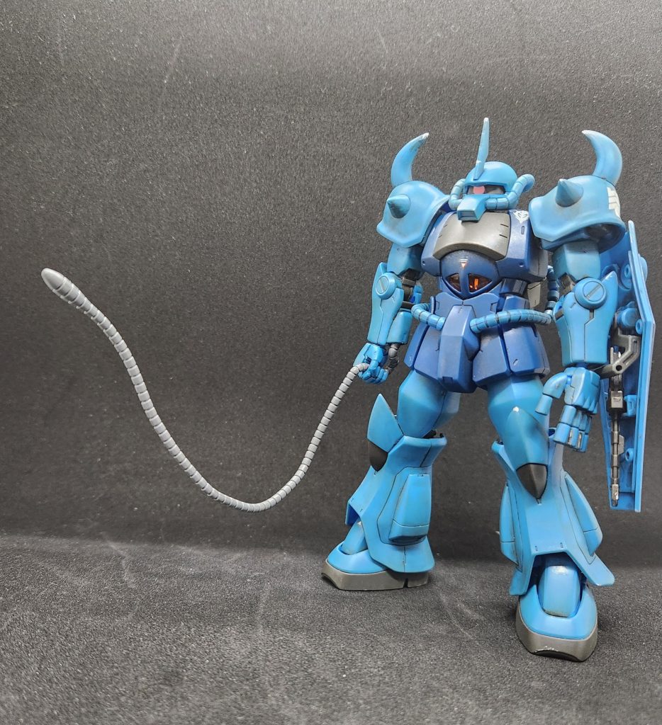 取説表紙の完成例風に。デカールの方は以前ジョニザクを作成した際の残りを何となく貼ってみました。ちなみに肩アーマーの階級マークは何故か大尉ではなく大佐のやつを貼りました。多分地上軍の名も知れぬ大佐さんが乗ってたってことで…(すっとぼけ)