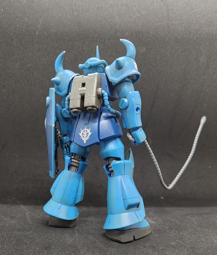 立ち姿のバックショット。実は右肘にもデカール貼ってたんですがウェザリング中に剥がれちゃいまして…(´・ω・`)ちなみにリアアーマーのジオン軍マークは個人的にポイントだったりします。