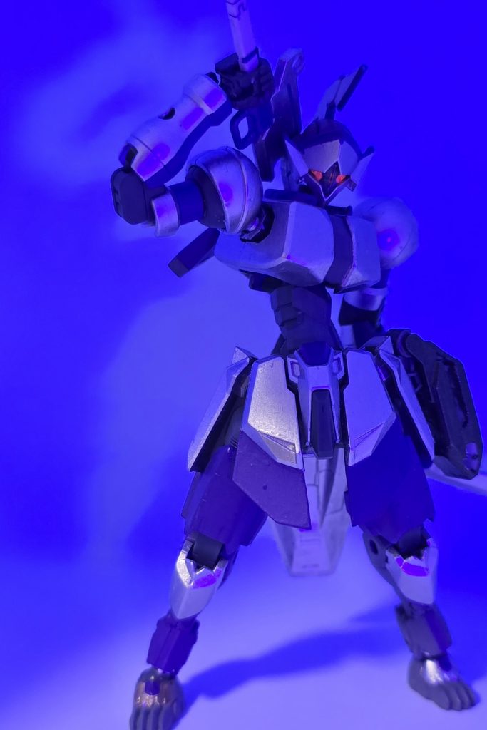 ツインアイには蛍光塗料が塗ってあります。