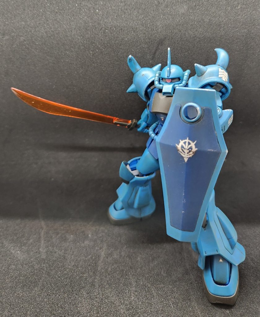 シールド構えつつヒートソード装備で。シールドの軍マーク(欠け気味)はMG用のやつから取ってきました。