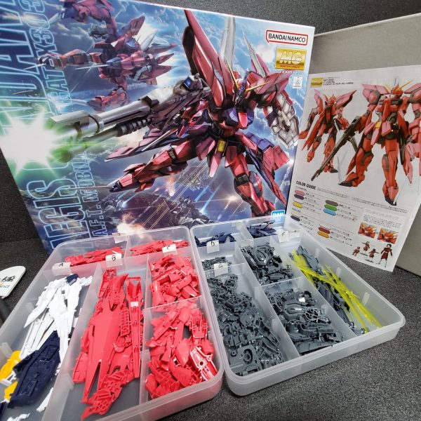 友人から託されたMGイージスを作って行きます。 とりあえずパチ組してみましたが、うーん……可変機体……特殊すぎる！接続部がギッチギチに固かったり、フニャッとしていたり、手首のポリキャップが奥に引っ込んでしまってハンドパーツ取り付けられず…… MA状態が自分的に好みなフォルムしていますが、壊しそうで怖いので、MS状態でカッコ良く作って行きます。（1枚目）