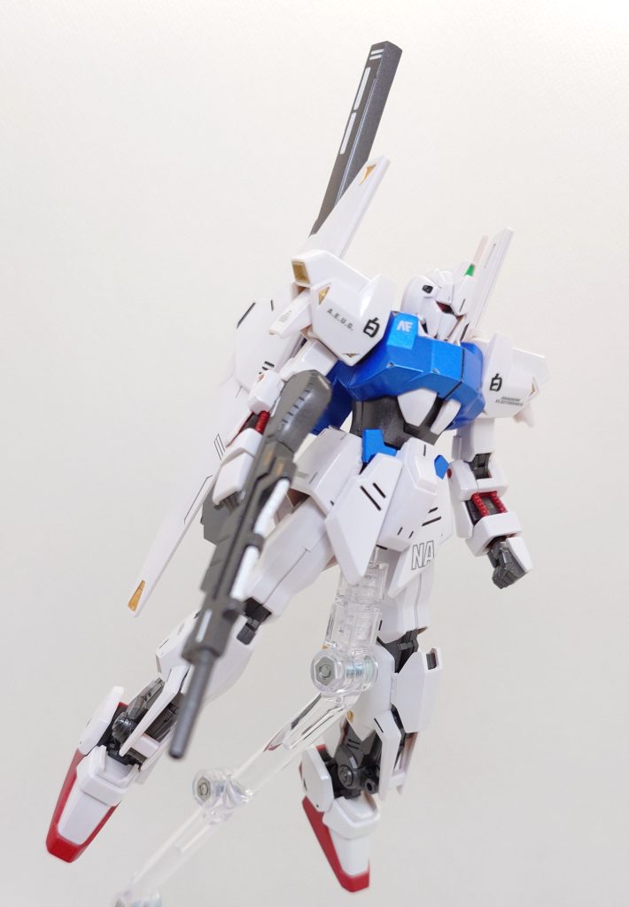 白ではないキットを白く塗る際はいかに下地を隠蔽できるかが勝負です。百点とは言えませんが、白と言える及第点かなと思います。(粗を探さないでください(gundam-kao5))