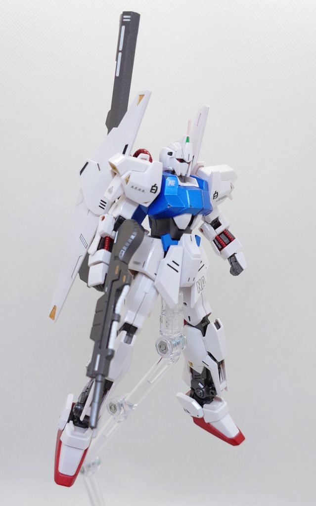 武器の合わせ目消しをした後に全塗装で製作しました。白部は白サフ→クールホワイト→ホワイトパールと3層重ねて塗装しています。そして全体的に光沢トップコートで仕上げています。今回は