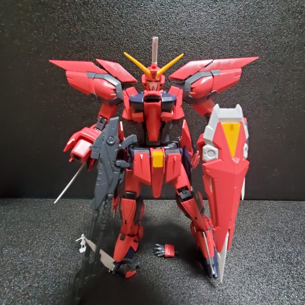 友人から託されたMGイージスを作って行きます。 とりあえずパチ組してみましたが、うーん……可変機体……特殊すぎる！接続部がギッチギチに固かったり、フニャッとしていたり、手首のポリキャップが奥に引っ込んでしまってハンドパーツ取り付けられず…… MA状態が自分的に好みなフォルムしていますが、壊しそうで怖いので、MS状態でカッコ良く作って行きます。（2枚目）