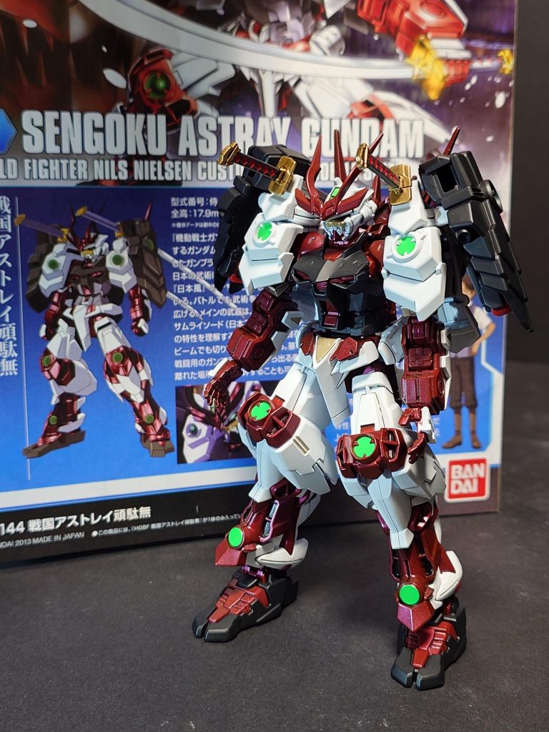 戦国アストレイのカラーリングなんですけど最初はカラーガイド通りにしようかと思っていましたが設定画やアニメを見てこのカラーリングにしました。