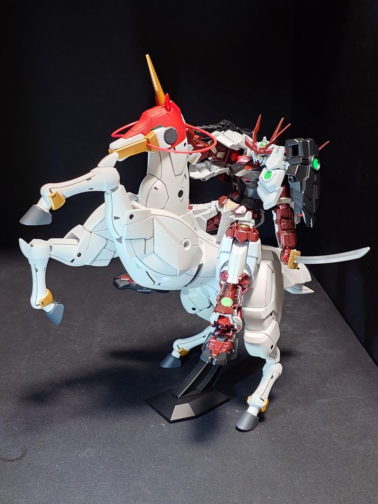 風雲再起騎乗状態です。アニメは乗ってただけでしたけど名前に戦国とつくのもあって様になってます。風雲再起は急いで作ったので墨入れとゴールドとグレー部の塗分けだけしてつや消しで仕上げしてます。