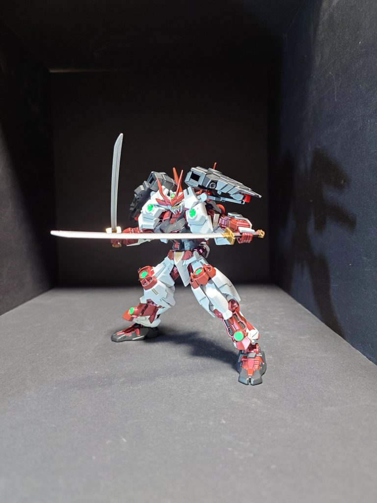 ここからは戦国アストレイ単体で撮影したものになります。キット自体は10年以上前ですが足首や肘の可動がすごく広くてびっくりしました。ただ、可動域と引き換えに全身の関節が若干緩く感じました。